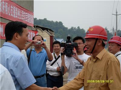 時任福建省委常委、福州市市委書記袁榮祥看望我司四川汶川地震救災(zāi)員工